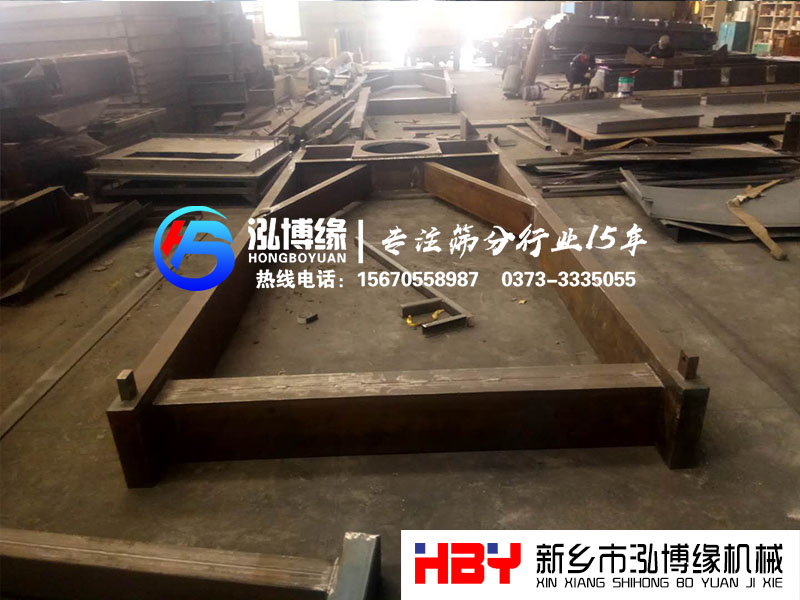 使用平面回轉(zhuǎn)篩時(shí)，應(yīng)在開(kāi)關(guān)機(jī)器時(shí)對(duì)機(jī)械再次檢查一下